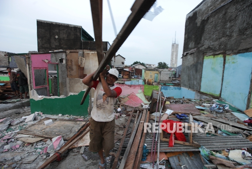 Warga memindahkan barang dan membongkar bangunan mereka di kawasan Kalijodo di Jakarta, Minggu (28/2). Pemprov DKI Jakarta berencana membongkar kawasan Kalijodo pada Senin (29/2).
