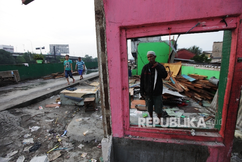 Warga memindahkan barang dan membongkar bangunan mereka di kawasan Kalijodo di Jakarta, Ahad (28/2). Pemprov DKI Jakarta berencana membongkar kawasan Kalijodo pada Senin (29/2).