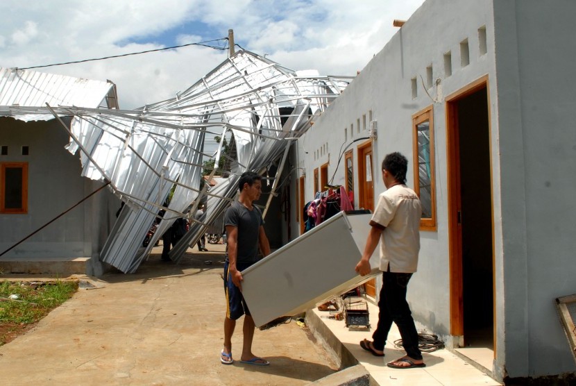 Angin kencang merusak sejumlah rumah (ilustrasi).