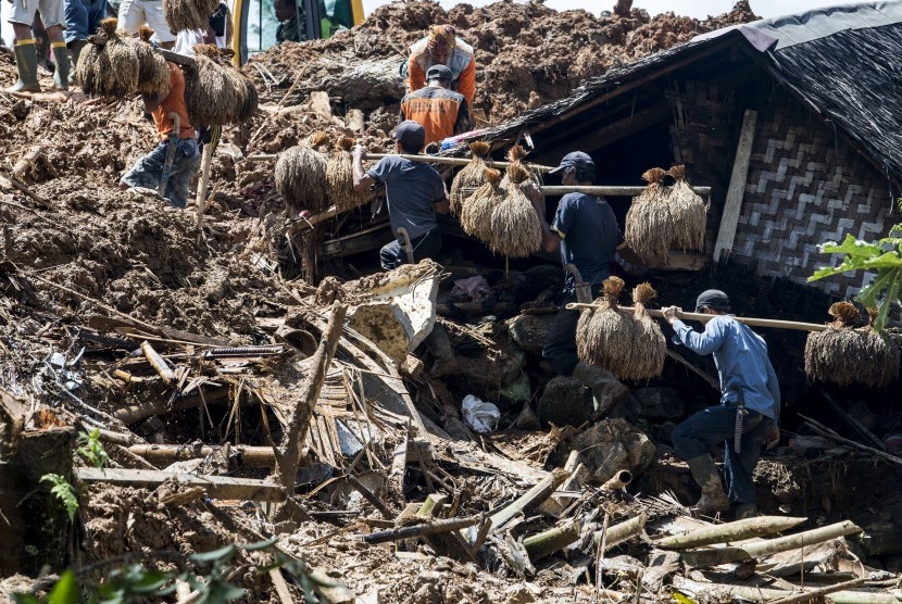 Warga memindahkan padi dari lumbung yang terdampak reruntuhan tanah longsor di kampung Cimapag, Desa Sirnaresmi, Kecamatan Cisolok, Kabupaten Sukabumi, Jawa Barat.