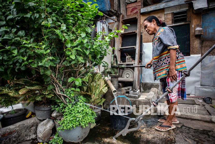 Warga memompa air tanah di kawasan Petamburan, Jakarta, Rabu (6/10/2021). 