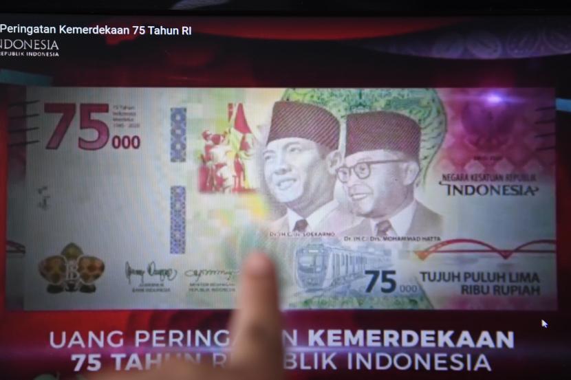 Warga memotret layar yang menampilkan uang lembar pecahan Rp75.000 saat diluncurkan secara virtual, di Jakara, Senin (17/8/2020). Bank Indonesia mengeluarkan uang Peringatan Kemerdekaan 75 Tahun Republik Indonesia dengan bentuk lembar pecahan Rp 75 ribu. 