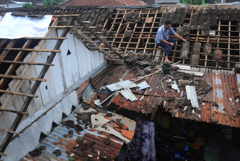 Warga memperbaiki atap rumah miliknya yang rusak pascabencana angin puting beliung di Sidorejo Lor, Salatiga, Jawa Tengah, Jumat (9/12). 