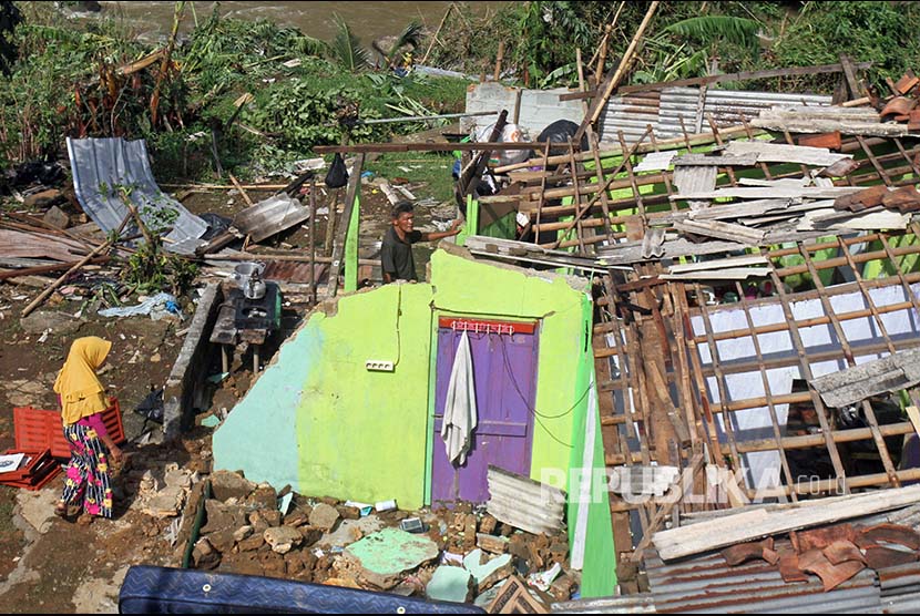 Warga memperbaiki atap rumahnya yang rusak akibat angin puting beliung di wilayah Batu Tulis, Kota Bogor.