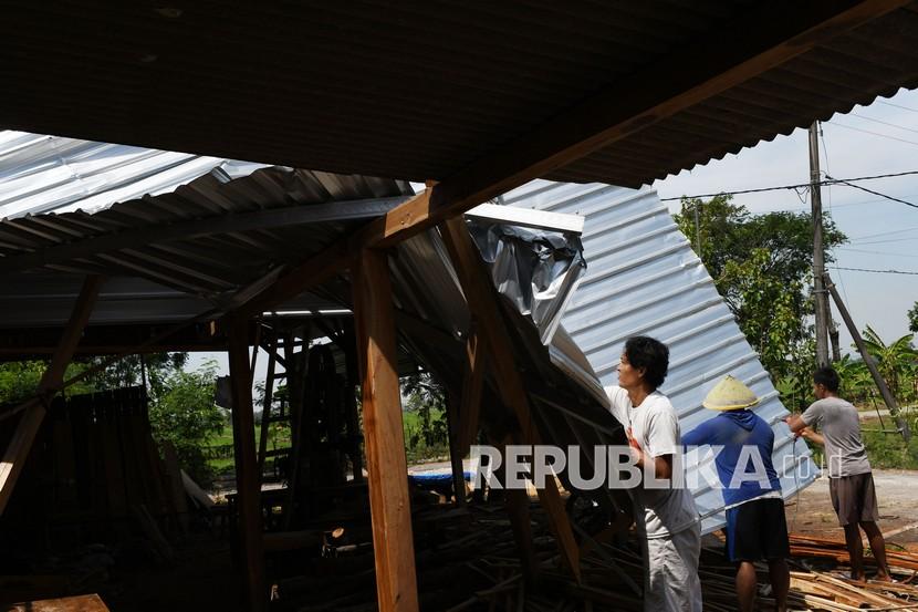 Angin Kencang Rusak Ratusan Rumah Warga di Kabupaten Madiun (ilustrasi).