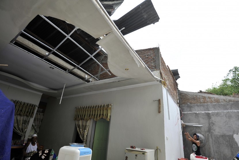 Warga memperbaiki rumahnya yang diterjang angin puting beliung di Kelurahan Samata, Kabupaten Gowa, Sulawesi Selatan, Senin (30/11).