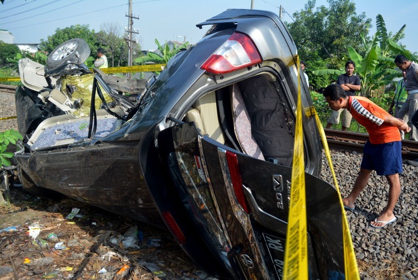 Mobil yang tertabrak kereta api (ilustrasi) 