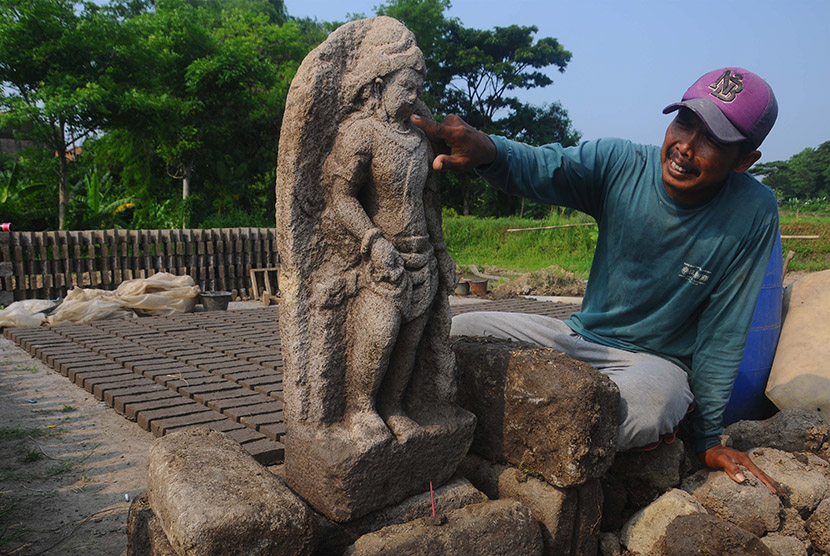 Warga memperlihatkan arca yang ditemukan di Dusun Ngares, Kadireso, Teras, Boyolali, Jawa Tengah, Selasa (5/1).