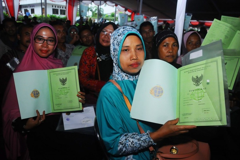 Warga memperlihatkan dokumen sertifikat tanah yang diperoleh dari Pemerintah melalui Badan Pertanahan Nasional (BPN) di Boyolali, Jawa Tengah, Jumat (21/4). 