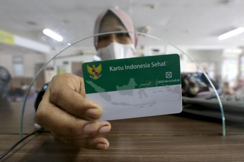 Warga memperlihatkan kartu Indonesia sehat dari BPJS untuk mendapatkan pelayanan kesehatan di RSUD Meuraxa, Banda Aceh, Aceh, Selasa (5/7/2022). Pemerintah sedang membahas penyesuaian tarif Indonesian Case Based Group (INA CBGs) BPJS Kesehatan yang mencakup rangkaian perawatan dari awal hingga selesai sebagai upaya memberikan pelayanan yang lebih baik, luas dan efisien kepada peserta BPJS.