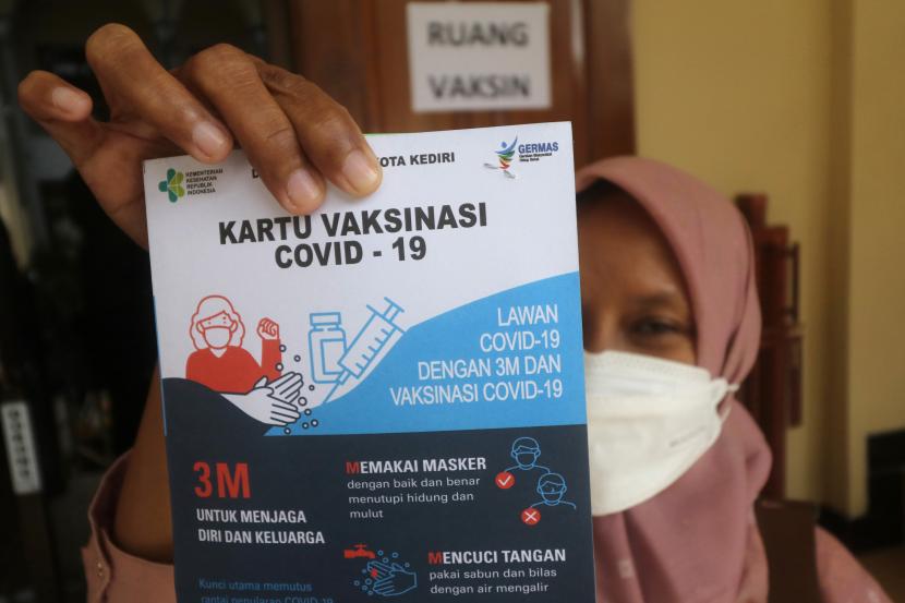 Warga memperlihatkan kartu vaksin usai mendapatkan suntikan vaksin COVID-19 di Masjid Agung Kota Kediri, Jawa Timur, Jumat (15/4/2022). Pemerintah daerah setempat membuka layanan vaksinasi di masjid usai shalat jumat sebagai upaya mempercepat capaian vaksinasi COVID-19 dosis 1, dosis 2, dan booster kepada masyarakat menjelang musim mudik Lebaran. 162,3 Juta Penduduk Indonesia Sudah Terima Dua Dosis Vaksin