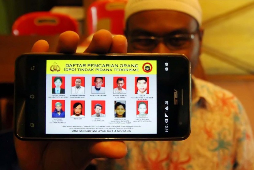 Warga memperlihatkan sejumlah foto dan nama Daftar Pencarian Orang (DPO) tindak pidana terorisme yang disebar melalui internet di Lhokseumawe, Provinsi Aceh. Jumat (22/1). 