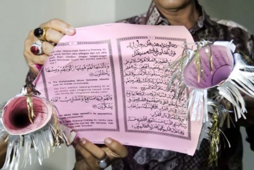 Warga memperlihatkan terompet dari lembaran kertas Alquran hasil sitaan di Lhokseumawe, Aceh. Kamis (31/12) dini hari.