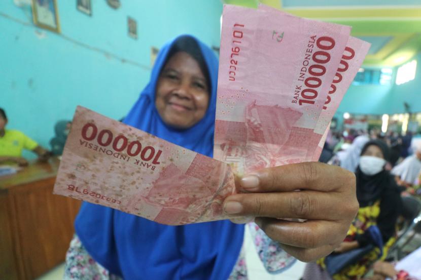 Warga memperlihatkan uang Bantuan Langsung Tunai (BLT) Bahan Bakar Minyak (BBM) saat penyaluran di Kantor Kelurahan Campurejo, Kota Kediri, Jawa Timur, Rabu (14/9/2022). (Ilustrasi)