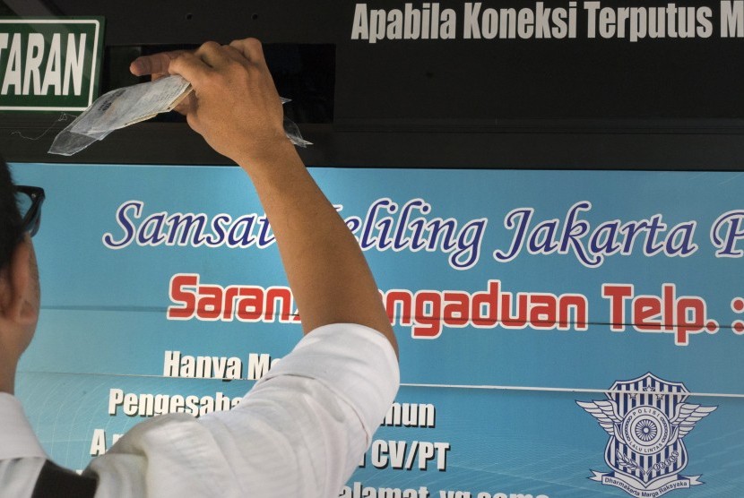 Warga memperpanjang STNK di Samsat Keliling, Jakarta, Selasa (3/1).
