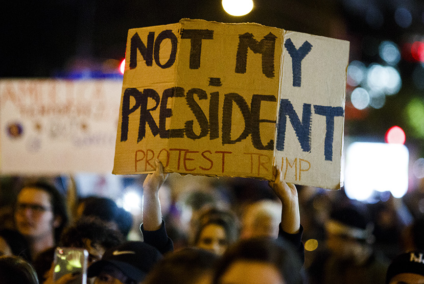Warga memprotes kemenangan Donald Trump yang terpilih sebagai Presiden AS ke-45 di New York.