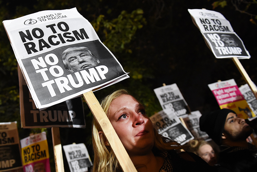 Warga memprotes kemenangan Donald Trump yang terpilih sebagai Presiden AS ke-45 di London.