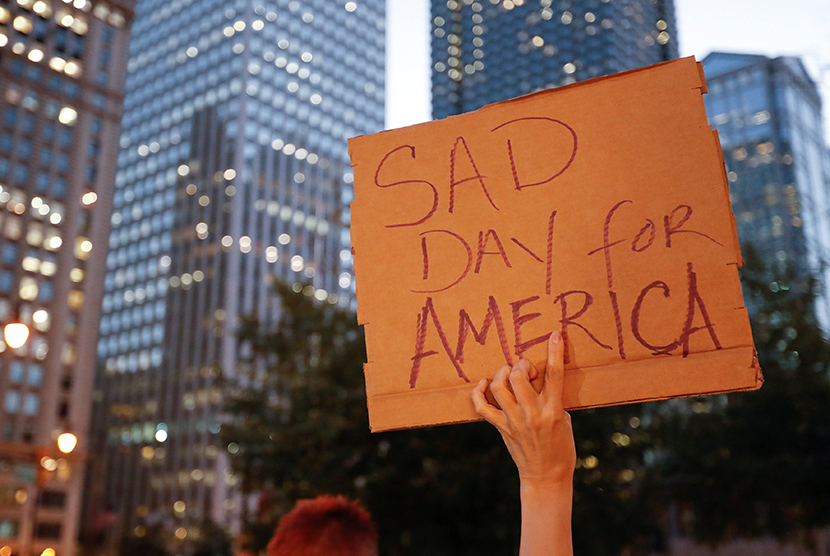 Warga memprotes kemenangan Donald Trump yang terpilih sebagai Presiden AS ke-45 di depan Gedung Trump International Hotel and Tower di Chicago, Illinois.