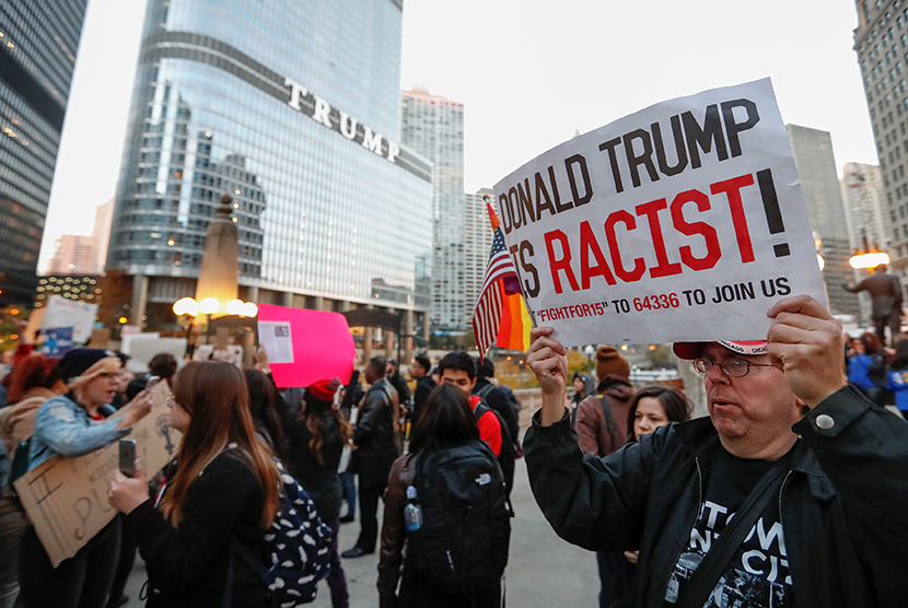 Warga memprotes kemenangan Donald Trump yang terpilih sebagai Presiden AS ke-45 di depan Gedung Trump International Hotel and Tower di Chicago, Illinois.