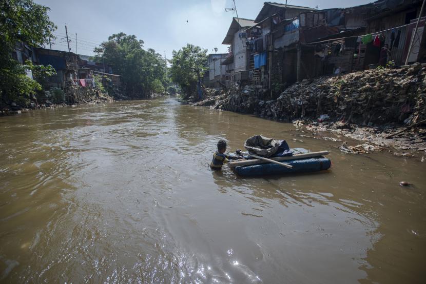 Komisi D DPRD DKI Jakarta mendorong Dinas Sumber Daya Air (SDA) DKI untuk lebih serius melaksanakan program penanganan banjir dengan segera melakukan pembebasan lahan agar normalisasi sungai bisa terlaksana. Ilustrasi