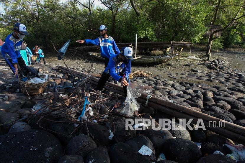 Warga memungut sampah di pesisir Tambak Wedi, Surabaya, Jawa Timur. Wakil Walkot Surabaya minta pengangkutan sampah kerja bakti jangan lewat dari sehari.