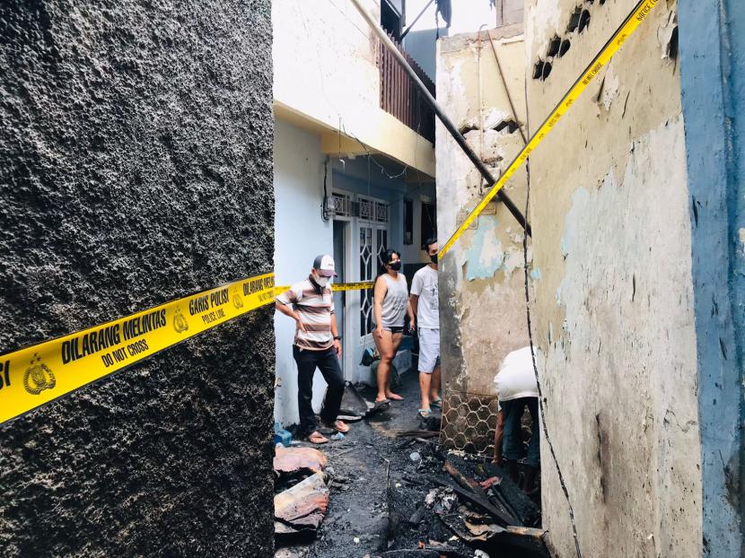 Warga memunguti puing bangunan pascakebakaran di Kampung Cincau, Kelurahan Gudang, Kecamatan Bogor Tengah, Kota Bogor pada Selasa (29/3). 