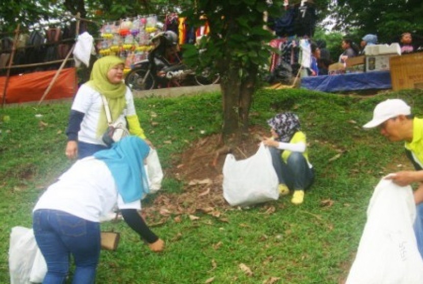 Warga memunguti sampah di Lapangan Sempur, Kota Bogor