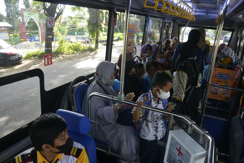 Warga menaiki Bus Rapd Transit (BRT).
