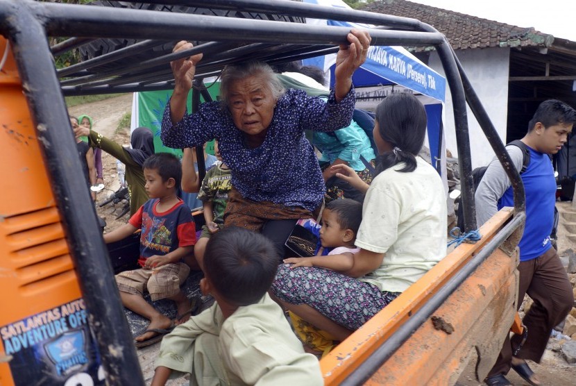 Warga menaiki kendaraan evakuasi saat terjadi pergerakan longsor susulan yang dipicu material lumpur jenuh di sektor A dan bergerak menyentuh perkampungan di bawah sektor D, Desa Banaran, Ponorogo, Jawa Timur, Minggu (9/4).