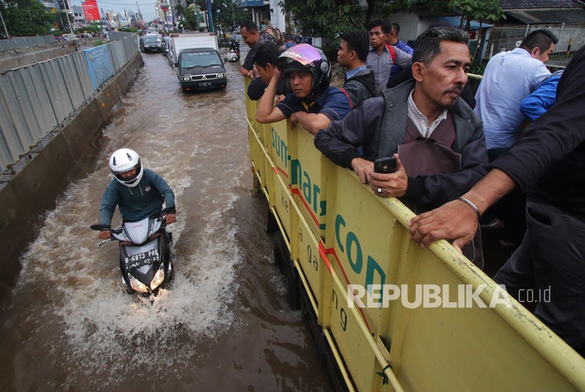 Warga menaiki mobil truk saat banjir di kawasan Kelapa Gading, Jakarta, Kamis (15/2). 