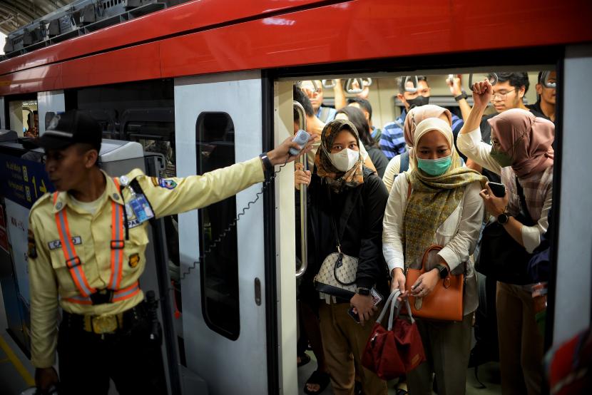 Warga menaiki moda transportasi Light Rail Transit (LRT) Jakarta Bogor Depok Bekasi (Jabodebek). Legislator meminta pemerintah untuk melakukan evaluasi terhadap LRT Jabodebek.