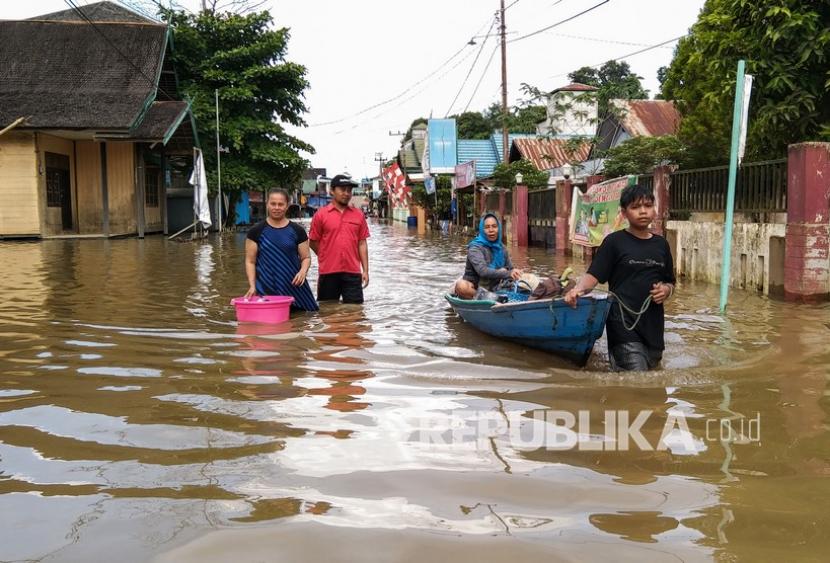 Warga menaiki perahu bermesin saat banjir terjadi di permukiman Desa Mentaya Hulu, Kotawaringin Timur, Kalimantan Tengah (ilustrasi) 