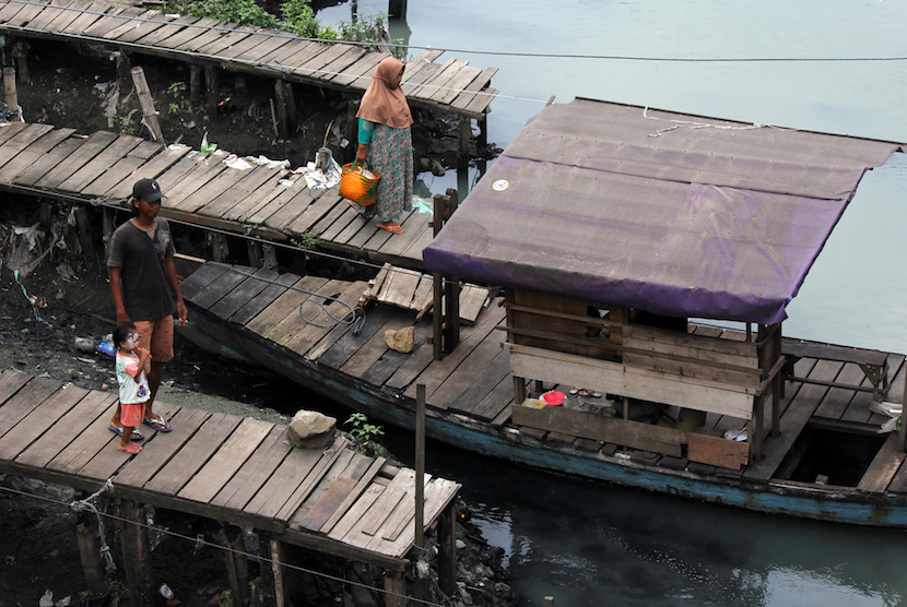 Warga menaiki perahu penyeberangan atau perahu tambang ketika menyeberangi Sungai Moro krembangan di kawasan Tambak Asri, Surabaya, Jawa Timur. 