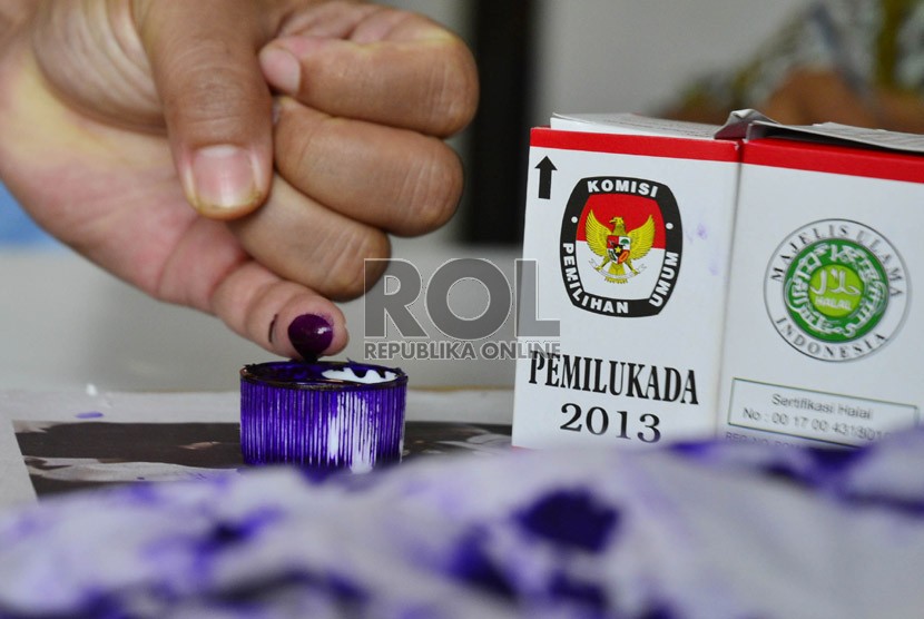  Warga menandai jarinya dengan tinta usai melakukan hak pilihnya dalam pemilihan Bupati Bogor di TPS 24 Perumahan Puri Citayam Permai, Bojonggede, Kabupaten Bogor, Ahad (8/9).  (Republika/Musiron)