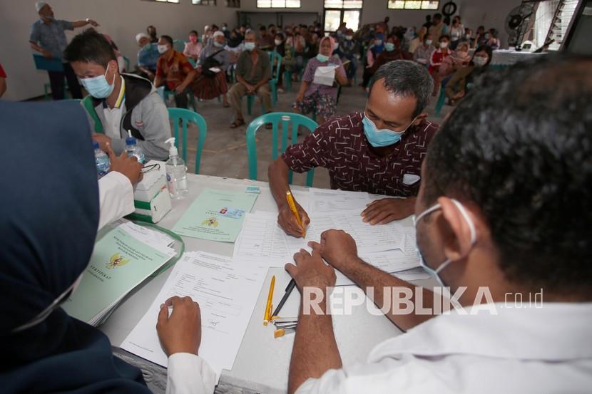 Warga menandatangani berkas penyerahan sertfikat tanah saat pembagian sertifikat peserta Program Pendaftaran Tanah Sistematis Lengkap (PTSL). (Ilustrasi)