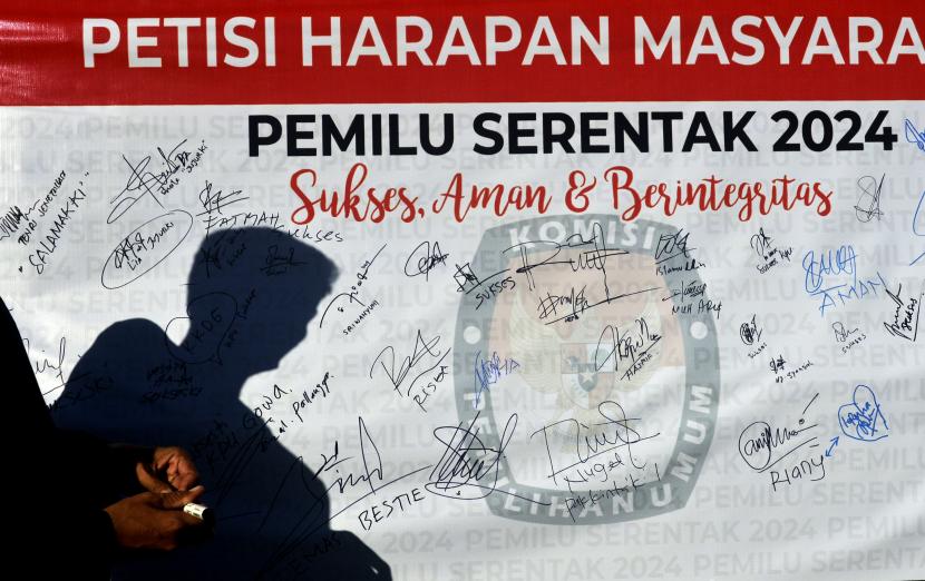Warga menandatangani petisi harapan masyarakat pada sosialisasi tahapan Pemilu 2024 di Taman Sultan Hasanuddin, Kabupaten Gowa, Sulawesi Selatan. Pemilu 2024 belakangan dibuat gaduh oleh isu penundaan pemilu. (ilustrasi)