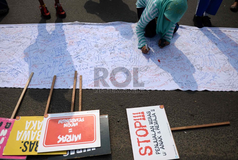   Warga menandatangani spanduk anti miras saat hari bebas kendaraan bermotor di Bundaran HI, Jakarta, Ahad (7/9).  (Republika/ Wihdan)