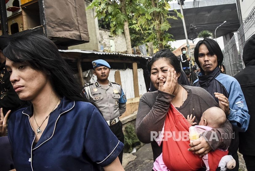 Warga menangis saat penggusuran permukiman Tamansari, Kota Bandung, Kamis (12/12).