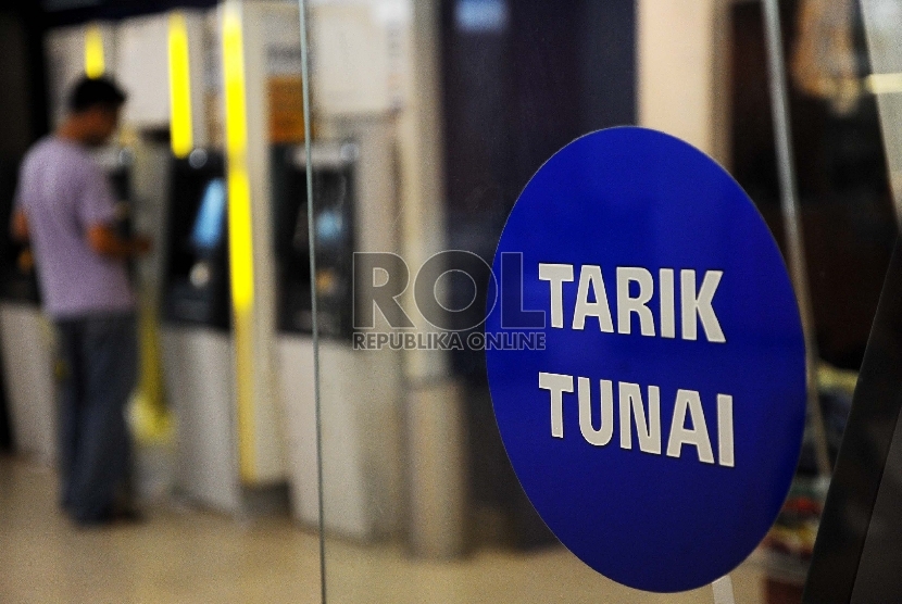  Warga menarik uang di Anjungan Tunai Mandiri (ATM) di salah satu pusat perbelanjaan, Jakarta.