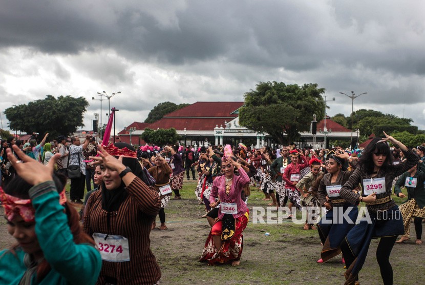 Warga menarikan tarian Jaranan saat acara Jogja Menari 2018 di Alun-alun Utara, Yogyakarta, Ahad (23/12/2018).