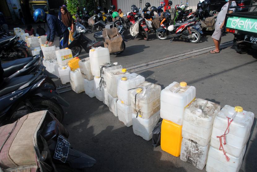 Antrean Minyak Goreng Curah Masih Terjadi di Cirebon. Foto llustrasi: Antrean minyak goreng (ilustrasi).