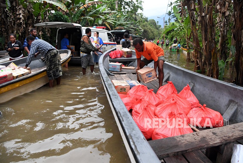 Warga menata bantuan ke dalam perahu untuk disalurkan ke tempat pengungsian di sekitar Danau Sentani di Kampung Yamin di Sentani, Jaya Pura, Papua, Rabu (20/3/2019). 