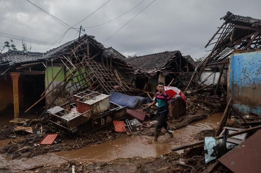 Warga mencari barang-barang di reruntuhan rumah akibat terjangan banjir bandang di Kampung Cibuntu, Desa Pasawahan, Kecamatan Cicurug, Kabupaten Sukabumi, Jawa Barat.