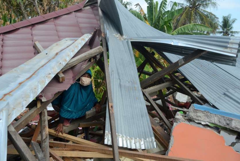 Warga mencari barang layak pakai sisa runtuhan bangunan di kawasan terdampak likuifaksi di Balaroa, Palu, Sulawesi Tengah, Selasa (9/10). Masyarakat yang terkena musibah mulai berbenah pascagempa bermagnitudo 7,4 disusul gelombang tsunami. 