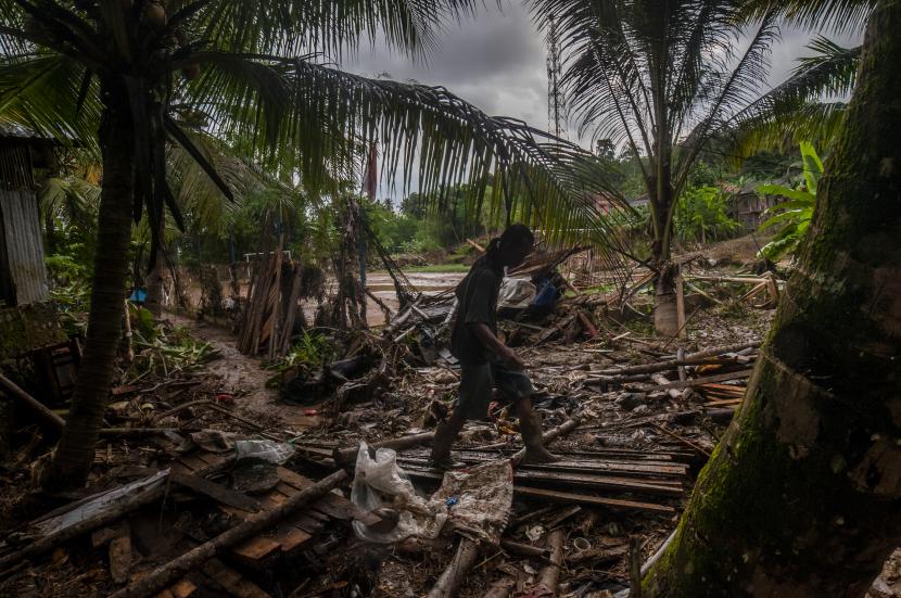 Warga mencari barang sisa yang terbawa banjir bandang di Bayah, Lebak, Banten, Senin (10/10/2022). Banjir bandang yang terjadi pada Minggu (9/10/2022) sore, mengakibatkan puluhan rumah dan sarana umum di daerah tersebut rusak. 