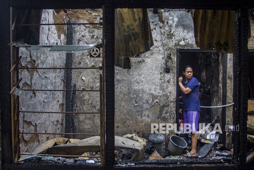 Warga mencari barang yang masih bisa diselamatkan dari lokasi kebakaran permukiman di kawasan Bidara Cina, Jatinegara, Jakarta, Ahad (27/5). 