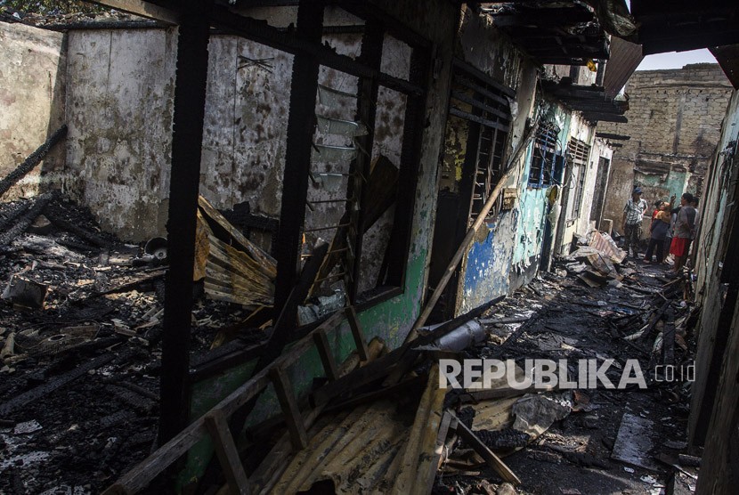 Warga mencari barang yang masih bisa diselamatkan dari lokasi kebakaran permukiman di kawasan Bidara Cina, Jatinegara, Jakarta, Ahad (27/5).