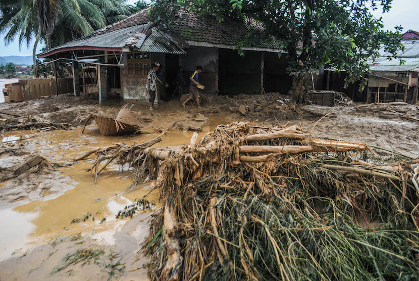 Warga mencari barangnya yang hilang terbawa banjir bandang di Kampung Nunggul, Lebak, Banten, Rabu (15/1/2020). 