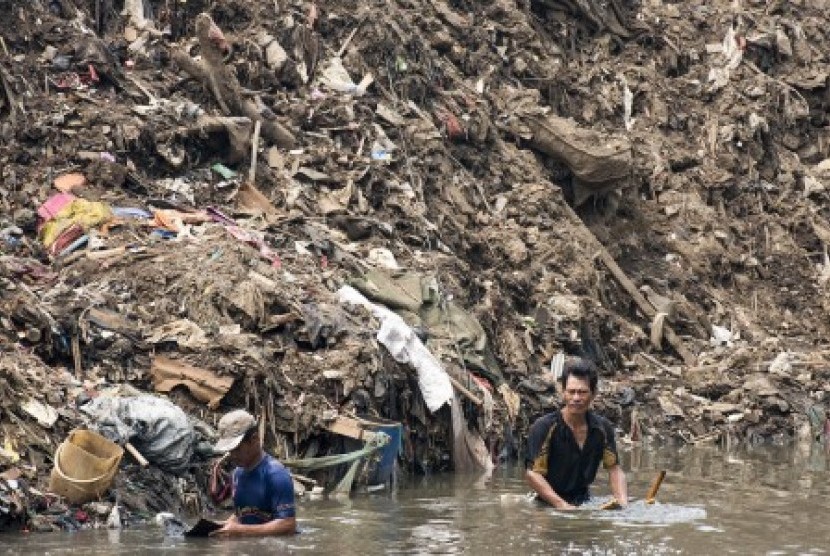 Warga mencari besi dan barang bekas yang bisa didaur ulang di kawasan Normalisasi kali Ciliwung, Kampung Pulo, Jakarta, Senin (21/9). 