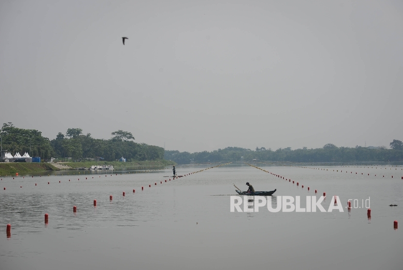 Warga mencari ikan di Danau Cipule yang berada di Kabupaten Karawang, Jawa Barat, Kamis (1/9). (Republika/Raisan Al Farisi)